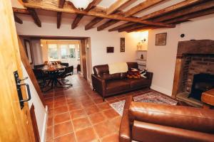 Cosy 2-Bed Cottage with Log-Burner and Garden