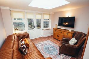 Cosy 2-Bed Cottage with Log-Burner and Garden