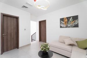 Nasma Luxury Stays - Stylish coastal Villa near beach