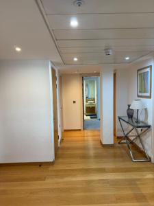 Park Lane Hyde Park Apartment