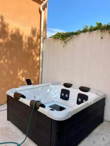 house with jacuzzi spa, wifi, 2 bedrooms