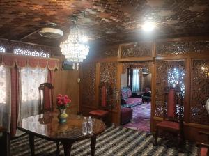 Aristotle Group Of Houseboats