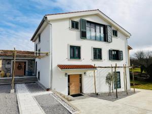 Private Villa for 12 Peaceful Karst Escape