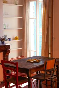 Sunny cocoon with harbor view