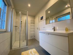 Wohlfuehl-Ferienhaus-mit-grossem-Garten