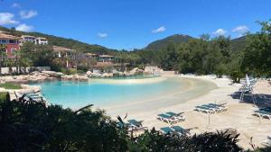 2135 GRIMAUD 3 PIECES VUE MER dans domaine avec piscines