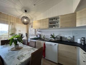 2135 GRIMAUD 3 PIECES VUE MER dans domaine avec piscines