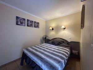 2135 GRIMAUD 3 PIECES VUE MER dans domaine avec piscines