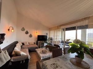 2135 GRIMAUD 3 PIECES VUE MER dans domaine avec piscines