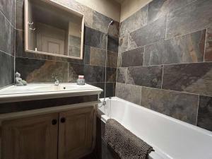 2135 GRIMAUD 3 PIECES VUE MER dans domaine avec piscines