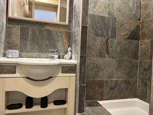 2135 GRIMAUD 3 PIECES VUE MER dans domaine avec piscines