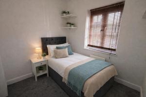 Detached 4 Bedroom House - Excellent Location - Driveway Parking, Fast WiFi, Sky TV and Self-Check-In by Yoko Property