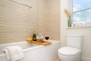 Detached 4 Bedroom House - Excellent Location - Driveway Parking, Fast WiFi, Sky TV and Self-Check-In by Yoko Property