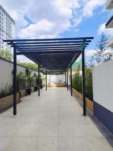 Elegant classy apartment with swimming pool ,fully equipped gym ,child play area and close proximity to shopping malls and great breathtaking views