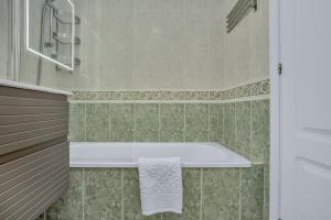 Marbella Real Golden Mile - 4 Bedroom Apartment by Finest Rentals