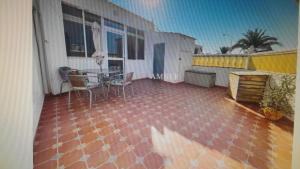 Pink Lake Bungalow with Rooftop Views