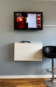 Small studio with 1 double bed en-suite