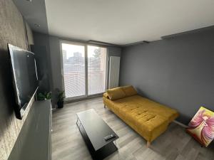 Modern Apartment 5 min Walk to City Center 55 Smart TV Netflix YouTube 2 Balconies Parking