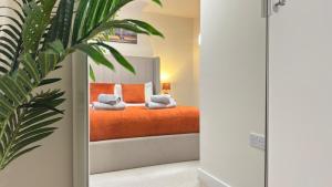 Stylish Lake Front Home Free Parking Sleeps 7