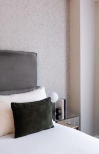 Oxford Street Fitzrovia Apartments by DMontrio