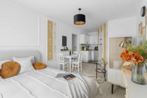 Deluxe Studio Apartment with AC only 900 m to Central Station