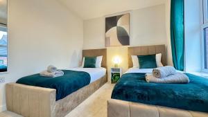 Stylish 4 Bedroom Lakefront Home with 7 Beds, Private Parking, Garden and Beautiful Lake Views