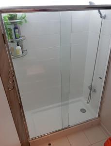 habitación amoblada cómoda e iluminada