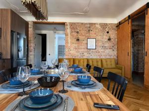 Grande Luxury Modern 3BR for 8 with Parking & Lift