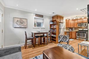 Serene 2BR-2BA walkable retreat in the Heart of DC - Parking included
