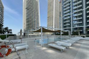 Modern 1BR in Beach Mansion with Pool and Gym