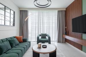 Modern 1BR in Beach Mansion with Pool and Gym
