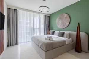 Modern 1BR in Beach Mansion with Pool and Gym