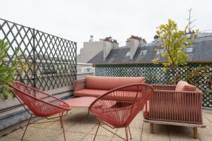 Cocoon with Eiffel Tower view