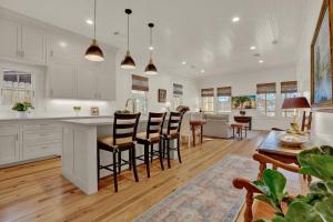 Location! One Block to Main Street Shops and Restaurants!