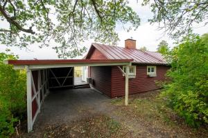 Sjötomt med privat brygga, roddbåt & solnedgång