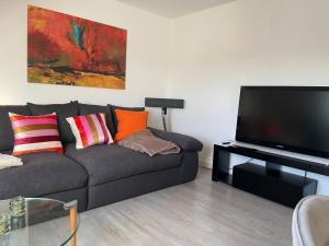 Bright & Modern 2 Bedroom Apartment near City