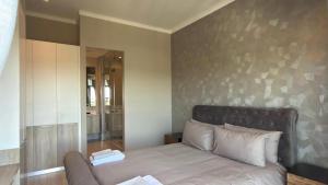 Deluxe fully furnished apartment in Menlyn Maine residence 902