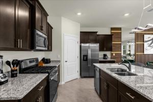 5 Bedrooms 45 Bathrooms Solterra 7872 Or