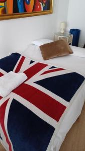 Bagshot High Street shops & restaurants on doorstep Ground Floor Sleeps 4 Free & Permit Parking near PennyHill Spa Ascot Races Wentworth Golf Longcross Film Studios