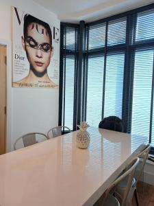 Bagshot High Street shops & restaurants on doorstep Ground Floor Sleeps 4 Free & Permit Parking near PennyHill Spa Ascot Races Wentworth Golf Longcross Film Studios