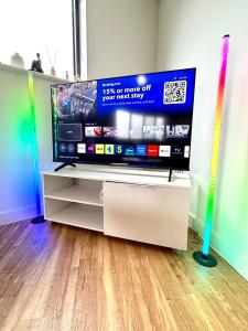 Lux high-rise Two Bed-balcony with waterside view