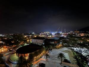 Modern 1BR Condo Top Floor Pool, Cinema & Fast WiFi Next to Boat Avenue