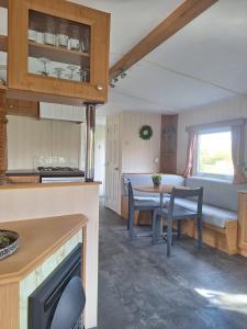 Gezellige Stacaravan nr 7 op Mini-Camping Klaproosje 4 personen