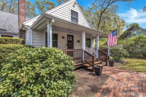 Jenkins Pond Beach Access with BBall Hoop & Grill, Bright Cape Cod Retreat near Jenkins Pond in Falmouth - Parking, Modern Retreat with Outdoor Space, 24 Hour Hospitality