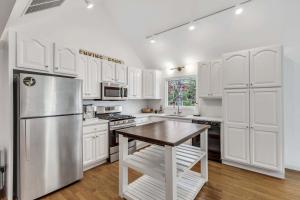 Jenkins Pond Beach Access with BBall Hoop & Grill, Bright Cape Cod Retreat near Jenkins Pond in Falmouth - Parking, Modern Retreat with Outdoor Space, 24 Hour Hospitality