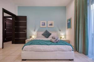 Garden Maisonette in Private Complex with outdoor dining area