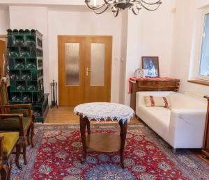 Különálló ház, ősfás, meditációra alkalmas kertben, saját kocsibeállóval