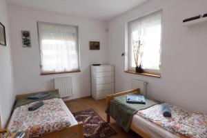 Különálló ház, ősfás, meditációra alkalmas kertben, saját kocsibeállóval