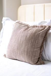 Downtown 2BR Walk to Venues, Play house Square