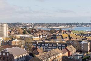 Honeybee - 9th Floor Apartment with Balcony Views